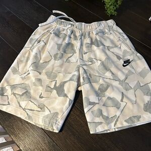 Men’s Nike Camo Knit Shorts in Light Gray and White Mens small